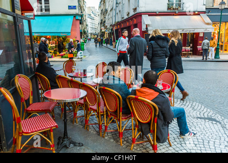 Parigi, Francia, People Sharing Drinks, Street café parigino , nel quartiere di Rue Montorgueil, café parigino francese marciapiede, esterno Foto Stock