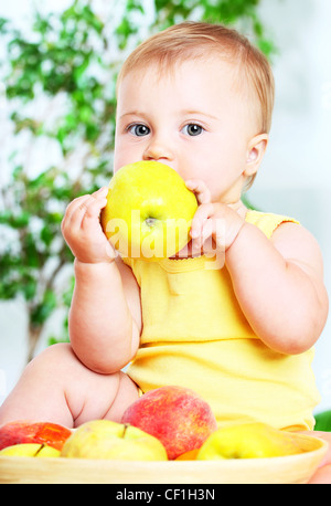 Piccolo bambino mangiare apple, closeup ritratto, concetto di sanità e una sana alimentazione dei bambini Foto Stock