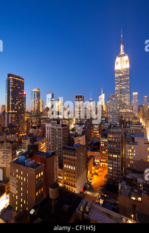 New York City Manhattan Midtown Manhattan, elevati vista al tramonto verso l'Empire State Building Foto Stock