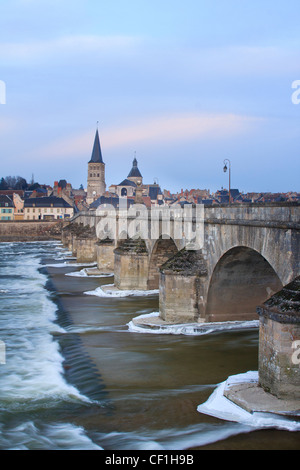 Francia, Nièvre, La charite-sur-Loire, la città, il ponte vecchio e la città. Foto Stock