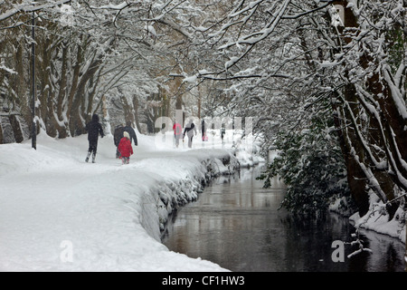 La gente camminare attraverso la neve spessa lungo Bow Wow, una corsia che costeggia il fiume Churn in inverno. Foto Stock