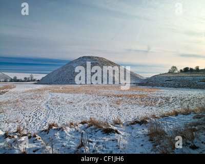 Silbury Hill, un antico monumento megalitico nel Wiltshire, ricoperto di uno strato di neve e di gelo. Foto Stock