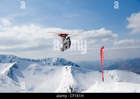 Gli sciatori in azione a 'big air' concorrenza sul vertice di nevis gamma Fort William Highlands scozzesi Scotland Regno Unito Foto Stock