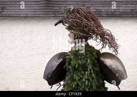 Residenti prendere parte alla tradizione annuale di Silvesterchläusen tenutasi il Capodanno nella città vecchia di Urnäsch, Svizzera Foto Stock