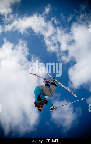 Gli sciatori in azione a 'big air' concorrenza sul vertice di nevis gamma Fort William Highlands scozzesi Scotland Regno Unito Foto Stock