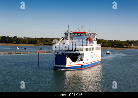 Regno Unito, Hampshire, New Forest, Lymington, Wightlink Wight traghetto di luce che lascia il porto Foto Stock