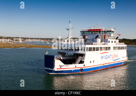 Regno Unito, Hampshire, New Forest, Lymington, Wightlink Wight traghetto di luce che lascia il porto Foto Stock