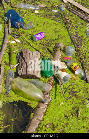 Rifiuti galleggianti nel fiume Tamigi a Abingdon stramazzo 2. Foto Stock