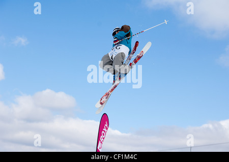 Gli sciatori in azione a 'big air' concorrenza sul vertice di nevis gamma Fort William Highlands scozzesi Scotland Regno Unito Foto Stock