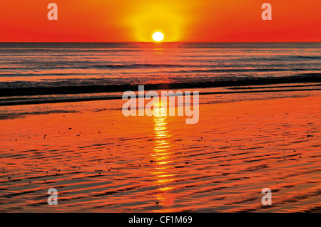 Il Portogallo, Algarve: Tramonto alla spiaggia Praia da Falesia nei pressi di Albufeira Foto Stock