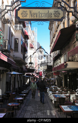 Ristoranti a Nevizade Street, quartiere di Beyoglu, Istanbul, Turchia Foto Stock