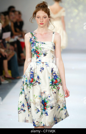 Luisa Beccaria Milano pronto a indossare S S Modello con capelli updo indossando Floral stampare strappy dress Foto Stock