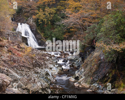 Rhaeadr Mawddach cascata nel Coed y Brenin Forest park si trova vicino a una vecchia miniera d'oro. Foto Stock