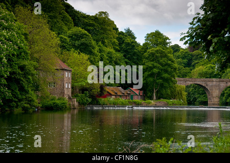 Il vecchio Fulling Mill, oggi sede del Museo di Archeologia sulle rive del fiume usura con il XVIII secolo Prebends Bridge Foto Stock