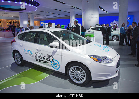 Detroit, Michigan - Il 2012 Ford Focus auto elettrica sul display al North American International Auto Show. Foto Stock