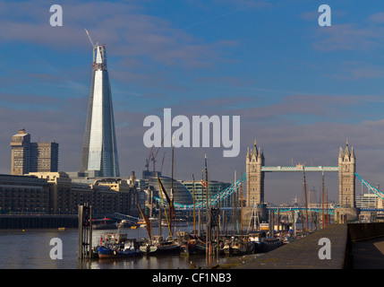 Vista la mattina del Tower Bridge e il fiume Tamigi, con il Coccio in background Foto Stock