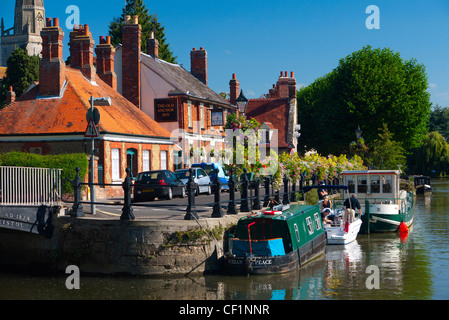 Barche ormeggiate presso il St Helen's Wharf dal vecchio Anchor Inn sul Fiume Tamigi 3 Foto Stock