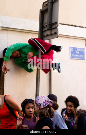 Corpi in spazi urbani Dance Troupe di eseguire a Marsiglia Foto Stock