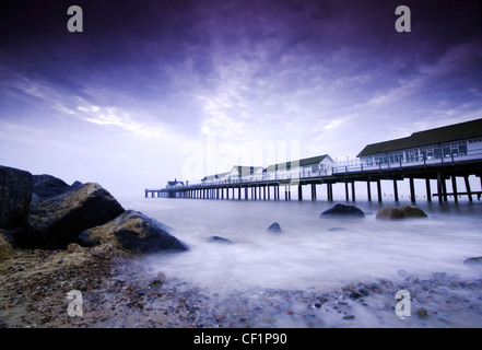 Southwold Pier. Il molo è stato costruito nel 1900 ma fu distrutta da due tempeste ed eventi durante la II Guerra Mondiale, è stato infine ref Foto Stock