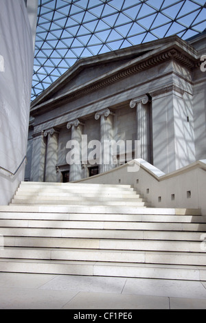 Scalini che portano l'ingresso originale British Museum Sala lettura presso il Queen Elizabeth II grande corte Foto Stock