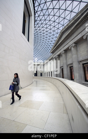 Una donna che cammina intorno all'originale Museo Britannico Sala lettura presso il Queen Elizabeth II grande corte Foto Stock