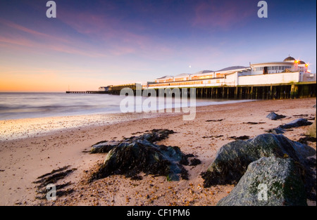 Clacton pier a sunrise. Aperto il 27 luglio 1871, il molo era a soli 160 metri di lunghezza e 4 metri largo. Una scala di oneri era Foto Stock