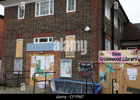 Cricklewood biblioteca, che è chiusa a causa dei tagli di bilancio. Foto Stock