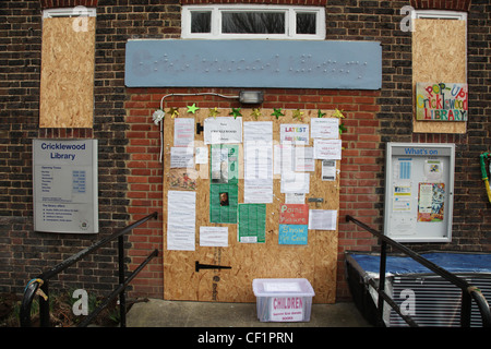 Cricklewood biblioteca, che ha chiuso alla fine del 2011, dovuta al consiglio i tagli di bilancio. Foto Stock