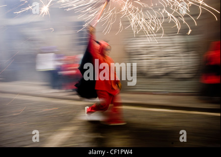 Fuochi d'artificio e giovani diavolo sulla tradizionale Correfoc durante un tipico festival di Barcellona, in Catalogna Foto Stock