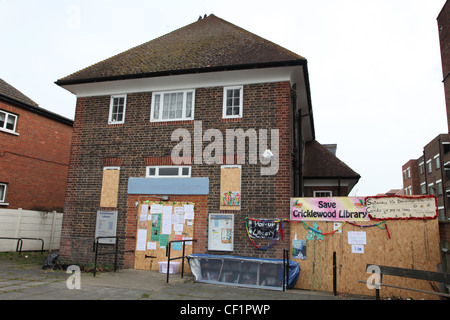 Cricklewood biblioteca, che è chiusa a causa dei tagli di bilancio. Foto Stock