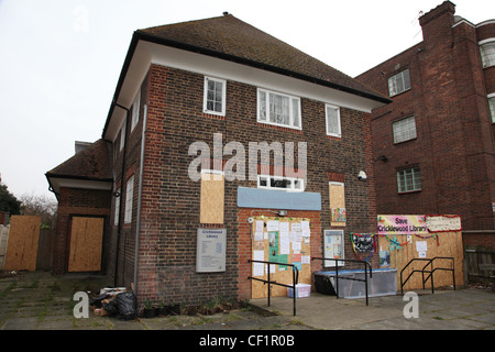 Cricklewood biblioteca, che è chiusa a causa dei tagli di bilancio. Foto Stock