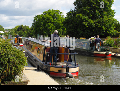 Narrowboats nel blocco di Sandford sul Fiume Tamigi. Foto Stock