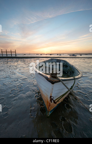 Una barca a remi ormeggiate sulle velme nell'estuario del Tamigi a Leigh-on-Sea nell'Essex. Foto Stock