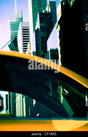 La moderna architettura degli edifici lungo la 42nd Street nel centro di Manhattan, New York, Stati Uniti d'America Foto Stock