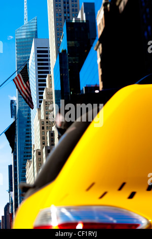 La moderna architettura degli edifici lungo la 42nd Street nel centro di Manhattan, New York, Stati Uniti d'America Foto Stock