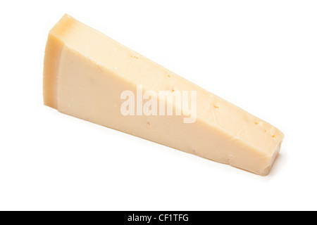 Il Grana Padano italiano il formaggio su un bianco di sfondo per studio. Foto Stock