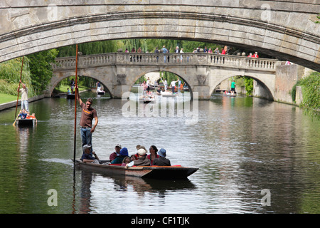 Punting sulla camma visto dalla Queen's College di Cambridge. Foto Stock