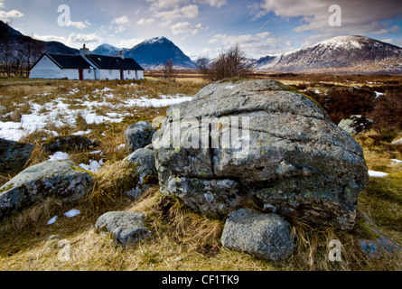 Black Rock Cottage si trova di fianco alla strada che conduce al Glencoe ski center. La montagna dietro è Buchaille Etive Mor. Foto Stock