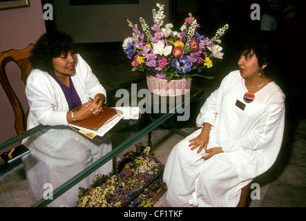 I messicani, messicano donne, donne adulte, al lavoro lavoratori, lavorando, co-lavoratori, servizi ospiti, hotel, città di Puerto Vallarta, Puerto Vallarta, Messico Foto Stock