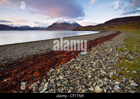 Il bricchi, un gruppo di villaggi vicino a Portree sull'isola di Skye. In lontananza sono le montagne Cuillin. Foto Stock