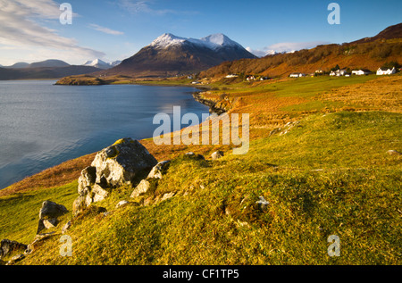 Il bricchi, un gruppo di villaggi vicino a Portree sull'isola di Skye. In lontananza sono le montagne Cuillin. Foto Stock