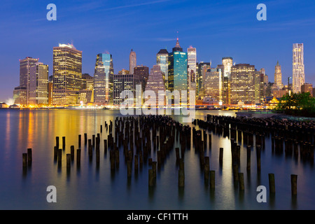 Stati Uniti d'America, New York, crepuscolo vista dei grattacieli di Manhattan da Brooklyn Heights quartiere. Foto Stock