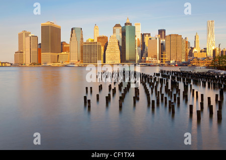 Stati Uniti d'America, New York, crepuscolo vista dei grattacieli di Manhattan da Brooklyn Heights quartiere. Foto Stock