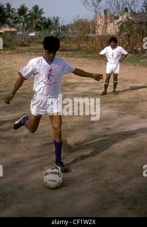 2, due messicani, gli uomini messicani, uomini adulti, maschi giocatore di calcio, i giocatori di calcio, i giocatori di calcio, giocando a calcio, Puerto Vallarta, Messico Foto Stock