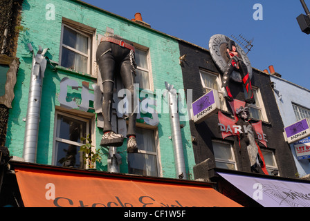 Colorati e elaborare shop fronti in Camden High Street vicino al mercato. Foto Stock