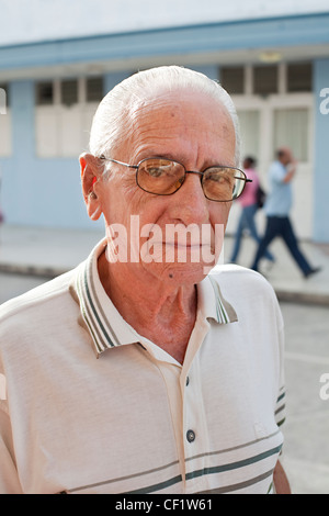 Ritratto di un uomo anziano in strada a Cienfuegos, Cuba Foto Stock
