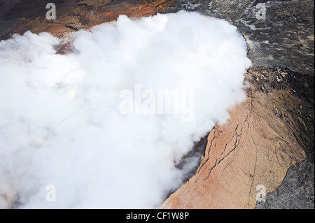 Il fumo Pu'u'O'o cratere (vista aerea), vulcano Kilauea, Big Island, isole Hawaii, Stati Uniti d'America Foto Stock