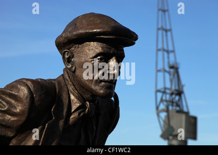 I portuali della statua di Les Johnson all'entrata dell'ExCel Exhibition Centre di Londra Foto Stock