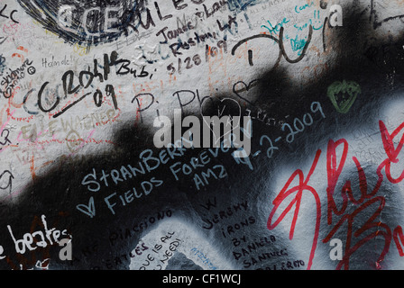 I graffiti sulla parete al di fuori di Abbey Road Studios. La parete necessita di riverniciatura frequentemente a causa del volume dei graffiti. Molti fa Foto Stock