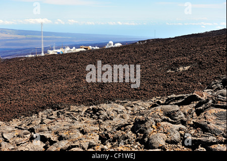 Mauna Loa Observatory (NOAA) e raffreddata lava, vulcano Mauna Loa, Big Island, isole Hawaii, Stati Uniti d'America Foto Stock